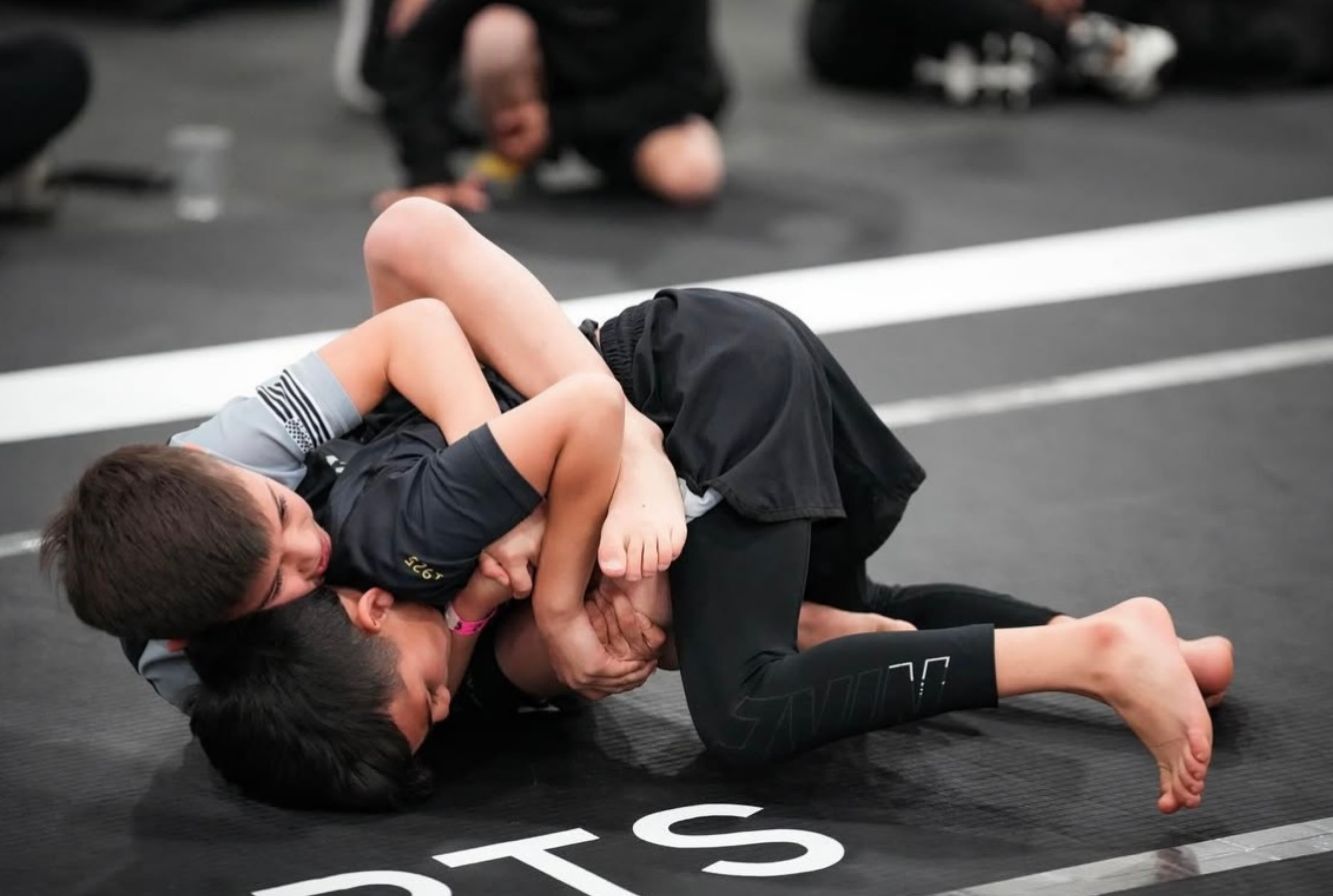 Dzieci trenujące grappling