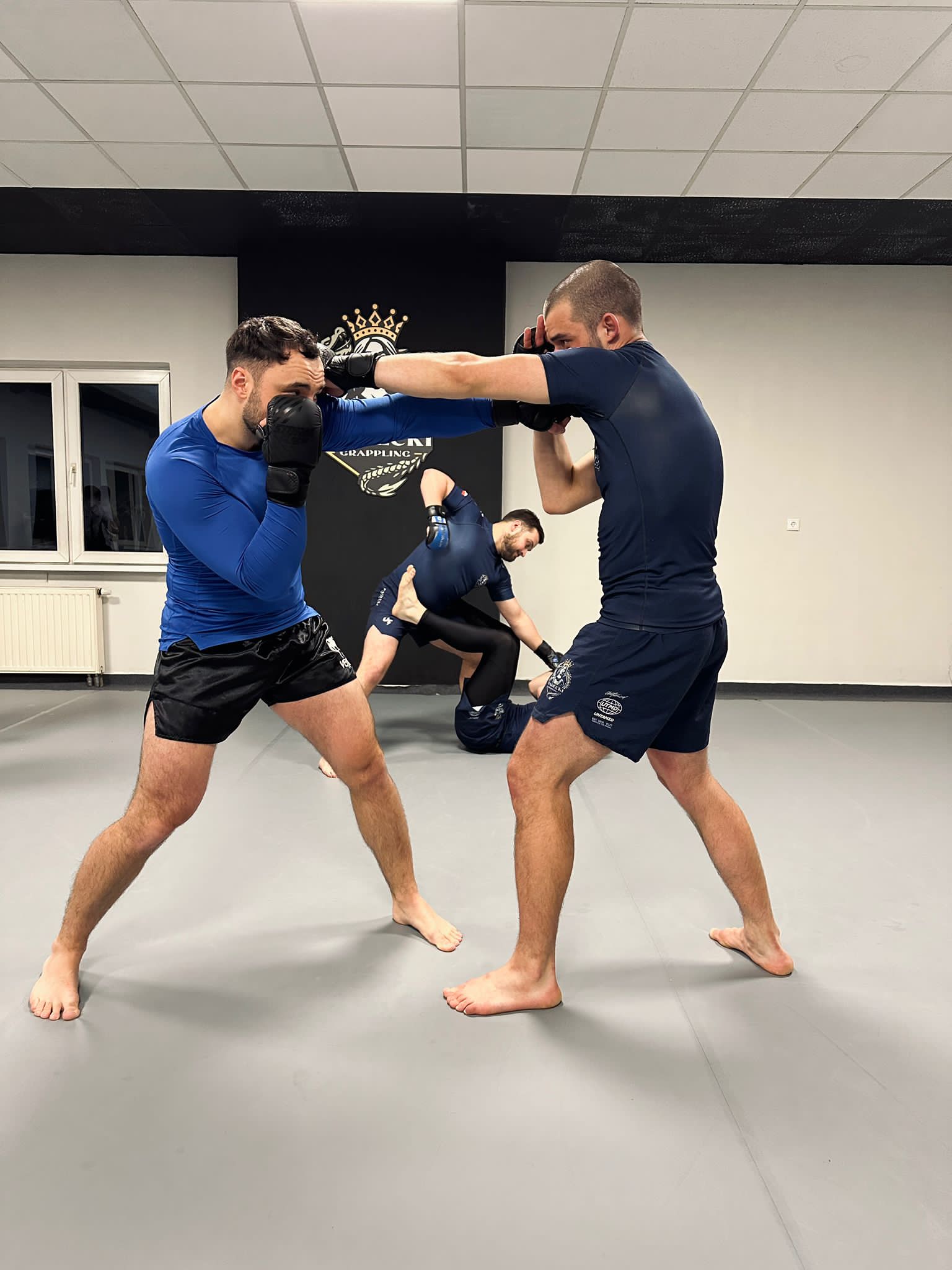 Dwaj mężczyźni trenujący MMA