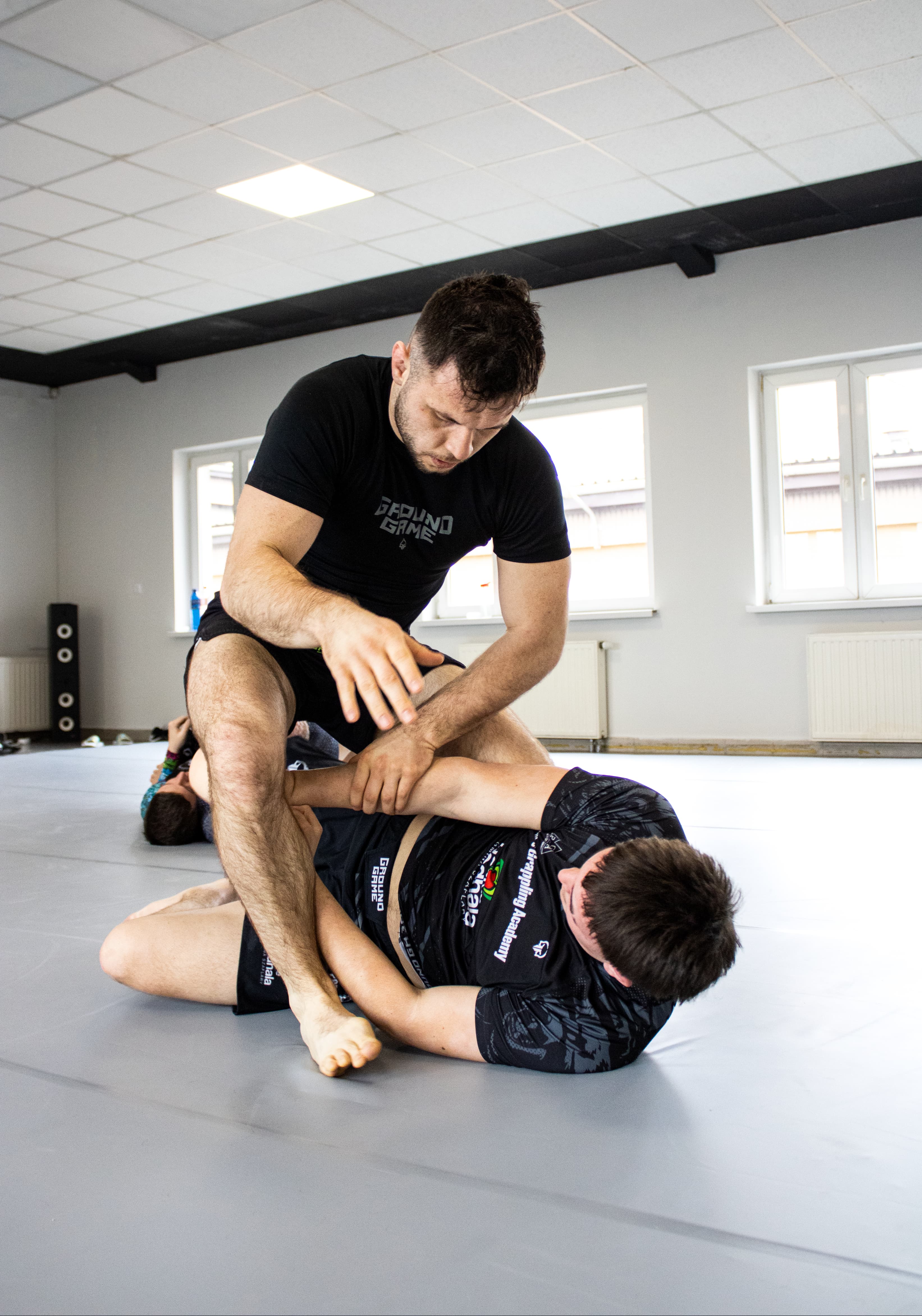 Mężczyźni podczas sparingu BJJ